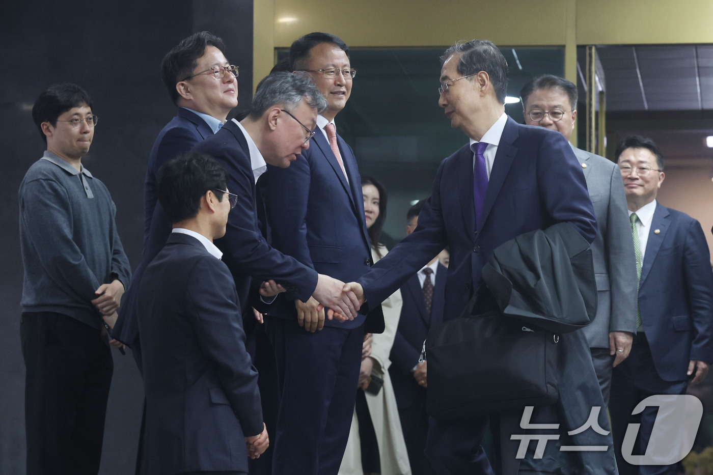 (서울=뉴스1) 임세영 기자 = 한덕수 대통령 권한대행 국무총리가 1일 오후 서울 종로구 정부서울청사에서 대국민담화를 통해 사퇴를 표명한 뒤 청사를 나서고 있다.  (공동취재) 2 …