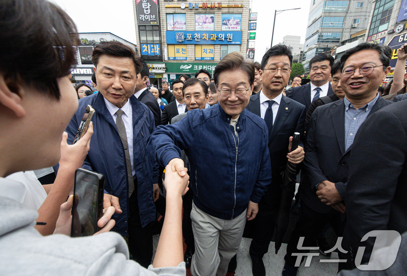 (포천=뉴스1) 이재명 기자 = 이재명 더불어민주당 대통령 후보가 1일 오후 경기도 포천시 신읍사거리 일대에서 학생들과 인사를 나누고 있다. 2025.5.1/뉴스1