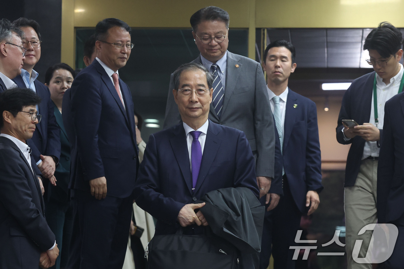 (서울=뉴스1) 임세영 기자 = 한덕수 대통령 권한대행 국무총리가 1일 오후 서울 종로구 정부서울청사에서 대국민담화를 통해 사퇴를 표명한 뒤 청사를 나서고 있다.  (공동취재) 2 …