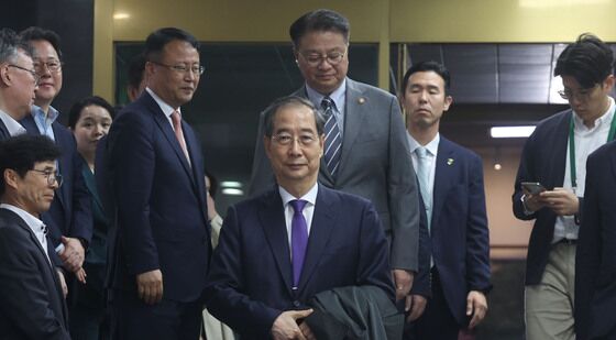 사퇴 표명 후 청사 나서는 한덕수 권한대행