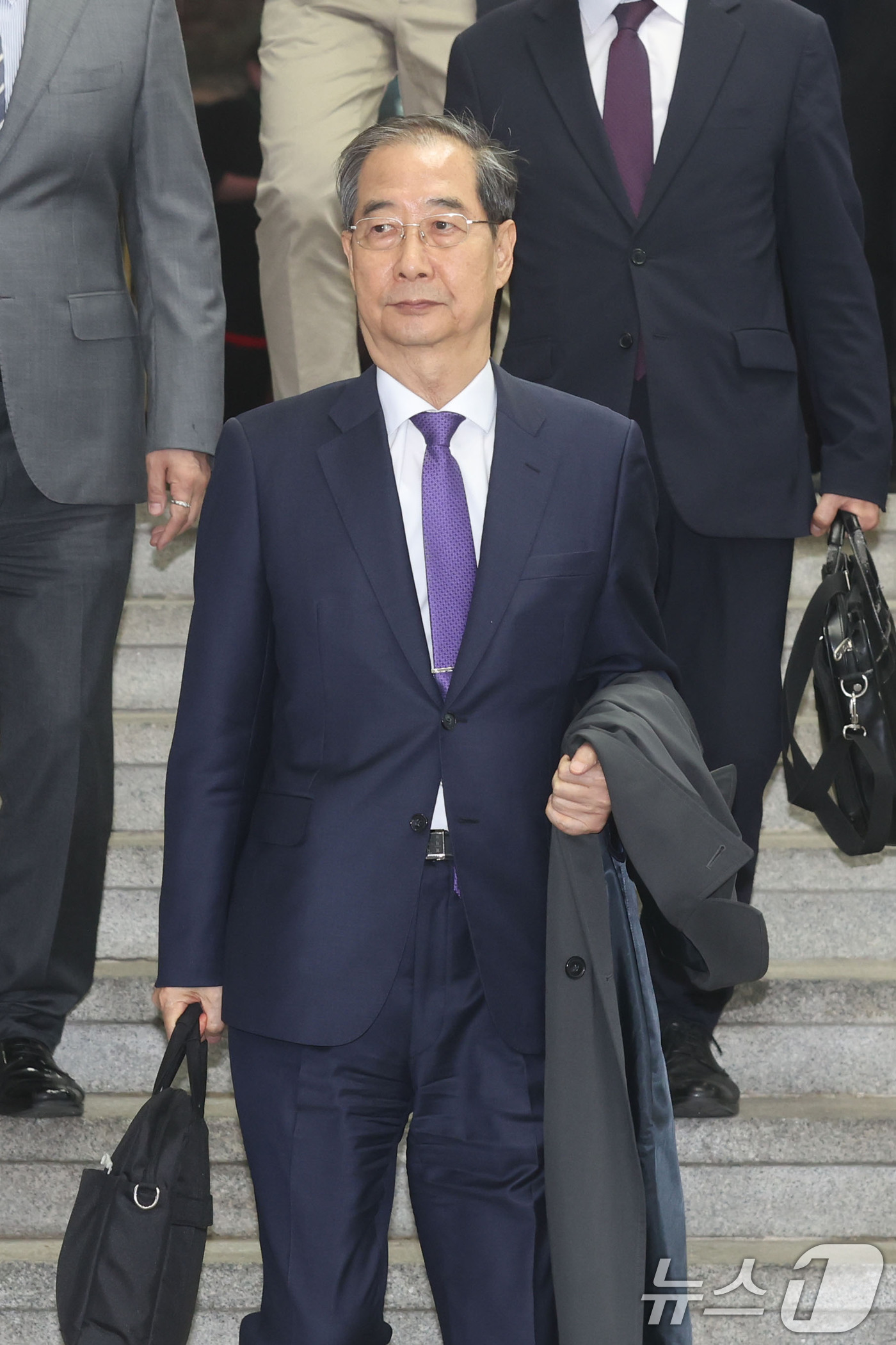 (서울=뉴스1) 임세영 기자 = 한덕수 대통령 권한대행 국무총리가 1일 오후 서울 종로구 정부서울청사에서 대국민담화를 통해 사퇴를 표명한 뒤 청사를 나서고 있다.  (공동취재) 2 …