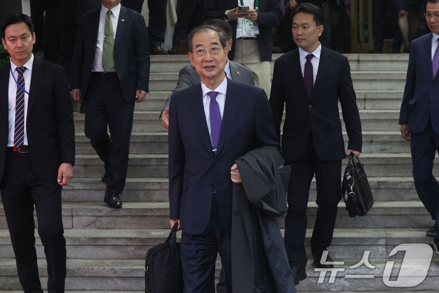 (서울=뉴스1) 임세영 기자 = 한덕수 대통령 권한대행 국무총리가 1일 오후 서울 종로구 정부서울청사에서 대국민담화를 통해 사퇴를 표명한 뒤 청사를 나서고 있다.  (공동취재) 2 …