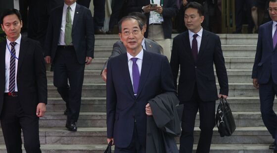 사퇴 표명 뒤 청사 나서는 한덕수 권한대행