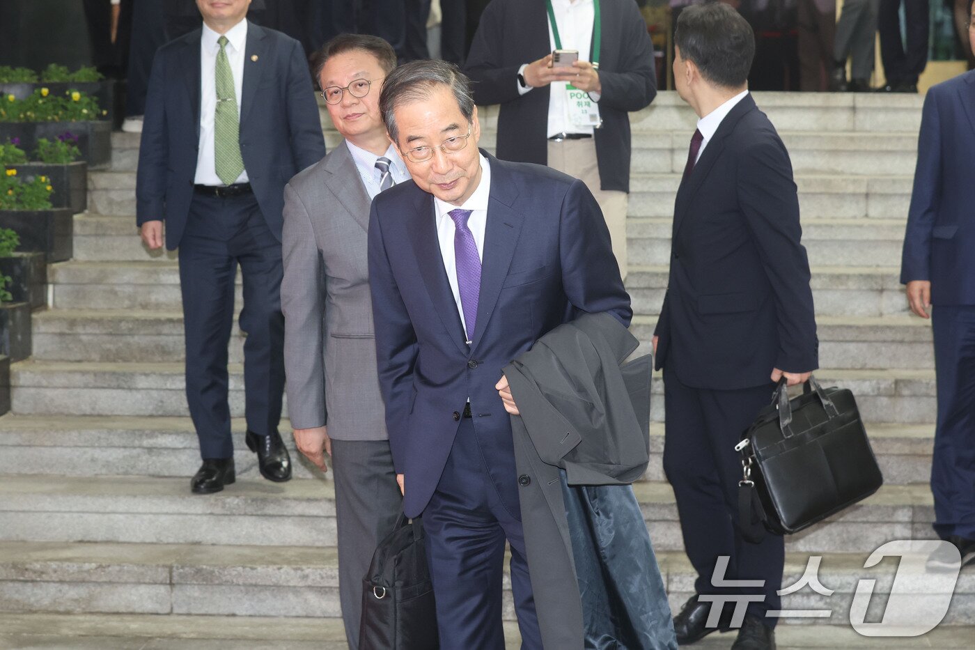 본문 이미지 - 한덕수 대통령 권한대행 국무총리가 1일 오후 서울 종로구 정부서울청사에서 대국민담화를 통해 사퇴를 표명한 뒤 청사를 나서고 있다. &#40;공동취재&#41; 2025.5.1/뉴스1 ⓒ News1 임세영 기자