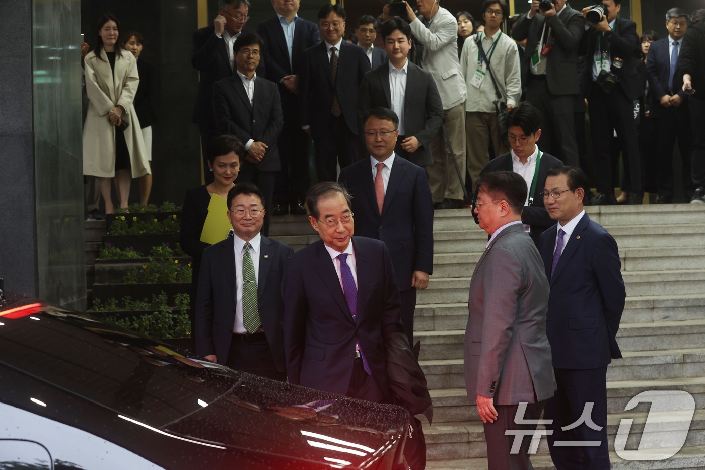 (서울=뉴스1) 임세영 기자 = 한덕수 대통령 권한대행 국무총리가 1일 오후 서울 종로구 정부서울청사에서 대국민담화를 통해 사퇴를 표명한 뒤 청사를 나서고 있다.  (공동취재) 2 …