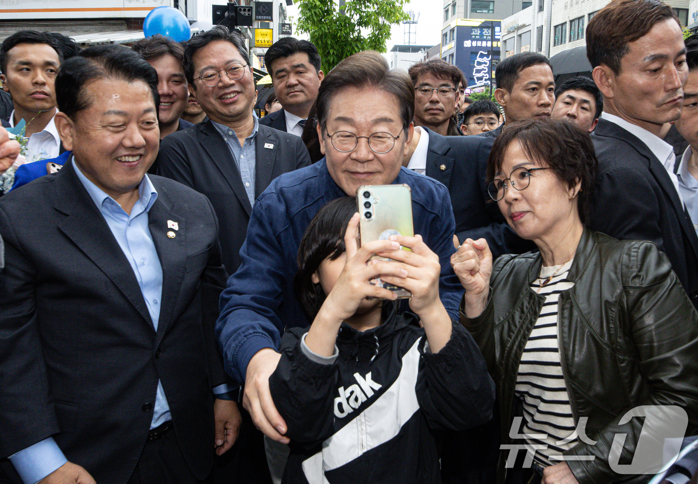 (포천=뉴스1) 이재명 기자 = 이재명 더불어민주당 대통령 후보가 1일 오후 경기도 포천시 신읍사거리 일대에서 한 어린이와 기념촬영을 하고 있다. 2025.5.1/뉴스1