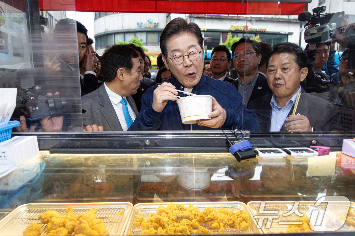 (포천=뉴스1) 이재명 기자 = 이재명 더불어민주당 대통령 후보가 1일 오후 경기도 포천시 신읍사거리 일대에서 닭강정을 맛보고 있다. 2025.5.1/뉴스1