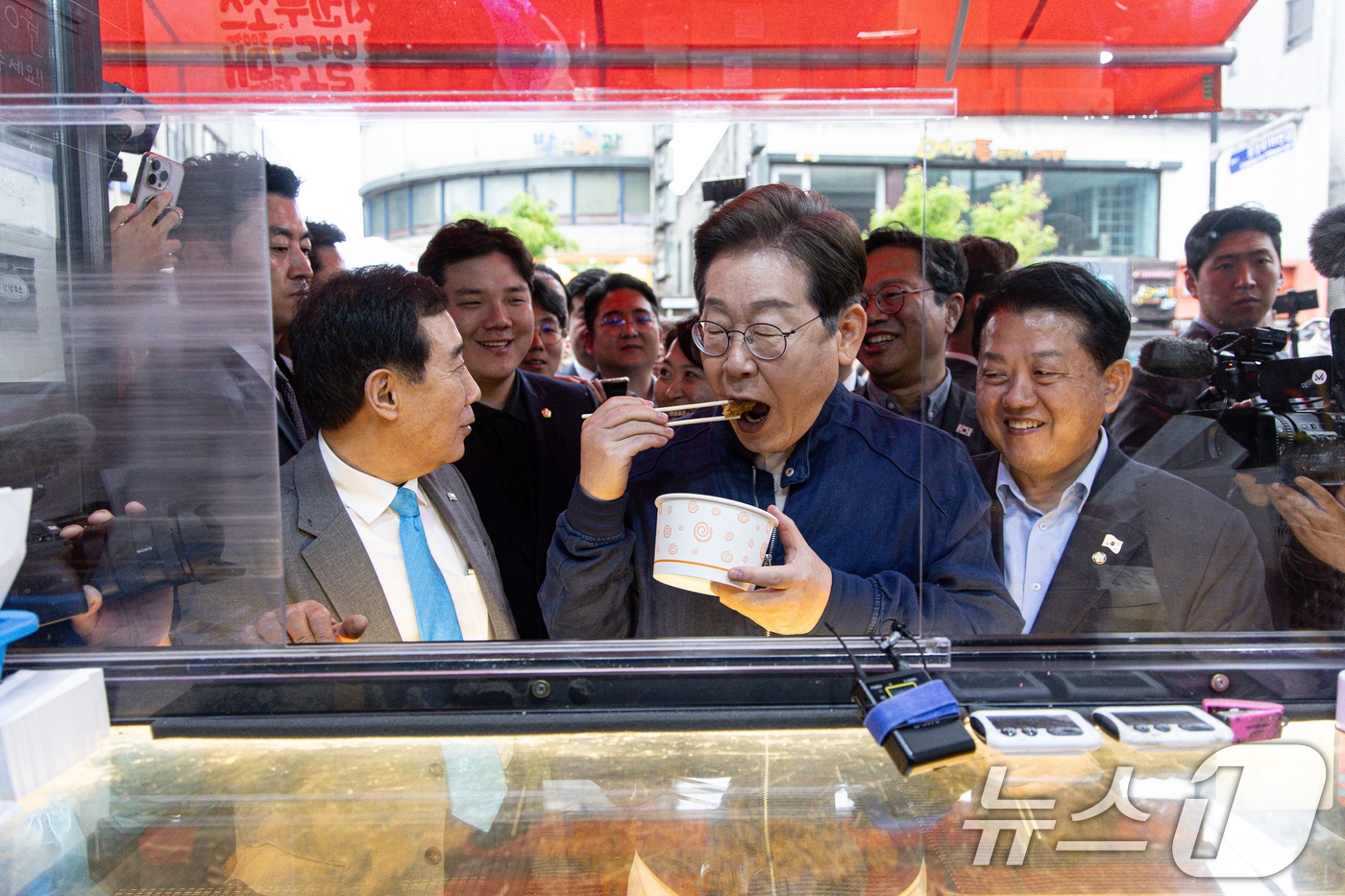 (포천=뉴스1) 이재명 기자 = 이재명 더불어민주당 대통령 후보가 1일 오후 경기도 포천시 신읍사거리 일대에서 닭강정을 먹고 있다. 2025.5.1/뉴스1