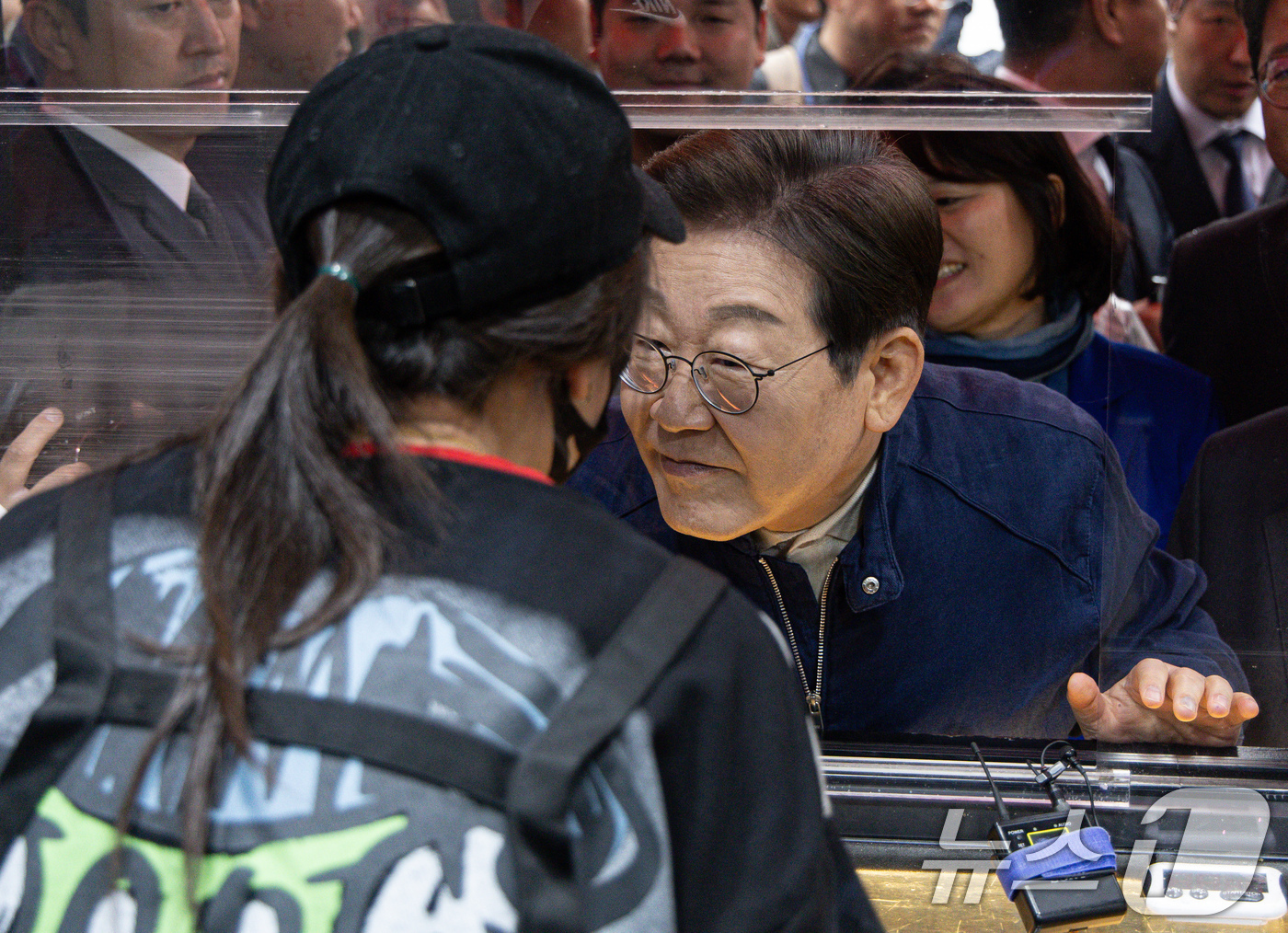 (포천=뉴스1) 이재명 기자 = 이재명 더불어민주당 대통령 후보가 1일 오후 경기도 포천시 신읍사거리 일대에서 치킨집 사장과 대화를 하고 있다. 2025.5.1/뉴스1