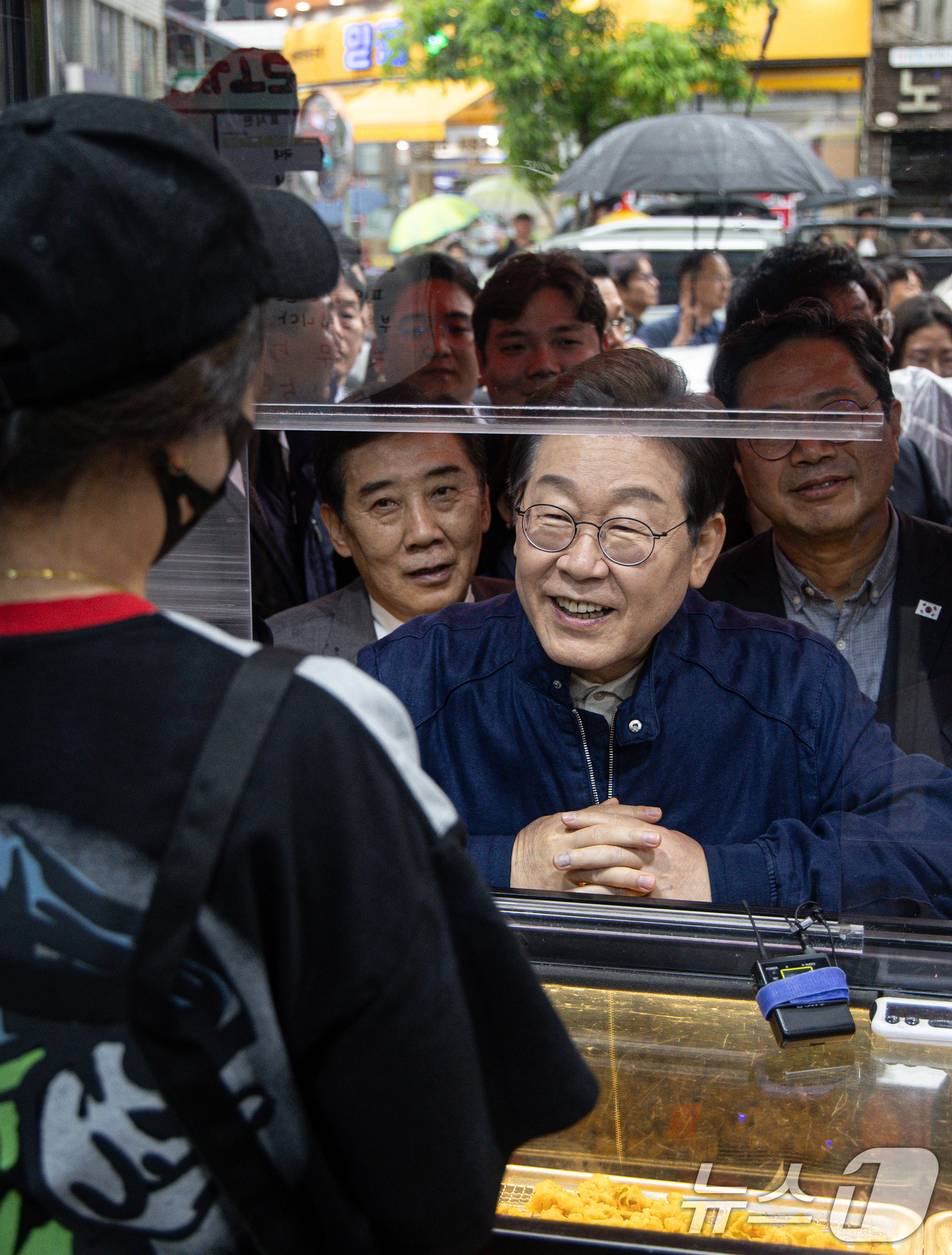 (포천=뉴스1) 이재명 기자 = 이재명 더불어민주당 대통령 후보가 1일 오후 경기도 포천시 신읍사거리 일대에서 치킨집 사장과 대화를 하고 있다. 2025.5.1/뉴스1