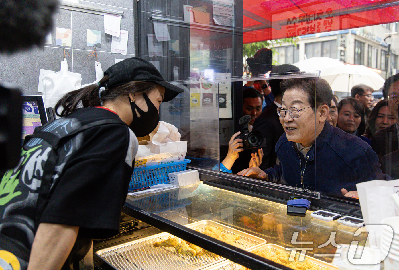 (포천=뉴스1) 이재명 기자 = 이재명 더불어민주당 대통령 후보가 1일 오후 경기도 포천시 신읍사거리 일대에서 치킨집 사장과 대화를 하고 있다. 2025.5.1/뉴스1