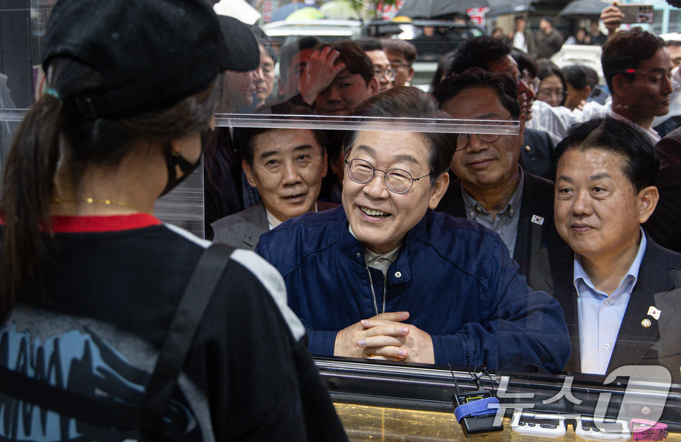 (포천=뉴스1) 이재명 기자 = 이재명 더불어민주당 대통령 후보가 1일 오후 경기도 포천시 신읍사거리 일대에서 치킨집 사장과 대화를 하고 있다. 2025.5.1/뉴스1