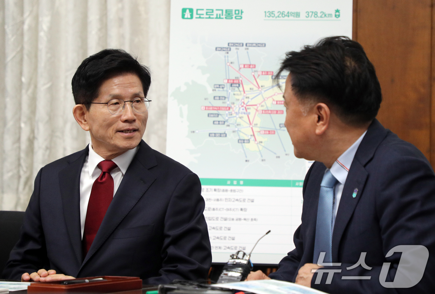 (청주=뉴스1) 김용빈 기자 = 김문수 국민의힘 대선 경선 후보가 1일 충북도청에서 김영환 지사를 만나 지역 현안을 듣고 있다. 2025.5.1/뉴스1