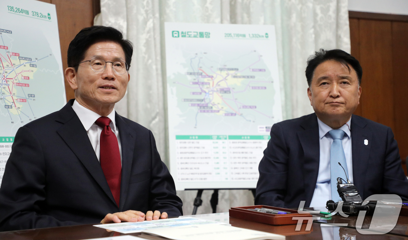 (청주=뉴스1) 김용빈 기자 = 김문수 국민의힘 대선 경선 후보가 1일 충북도청에서 김영환 지사를 만나 지역 현안을 듣고 있다. 2025.5.1/뉴스1