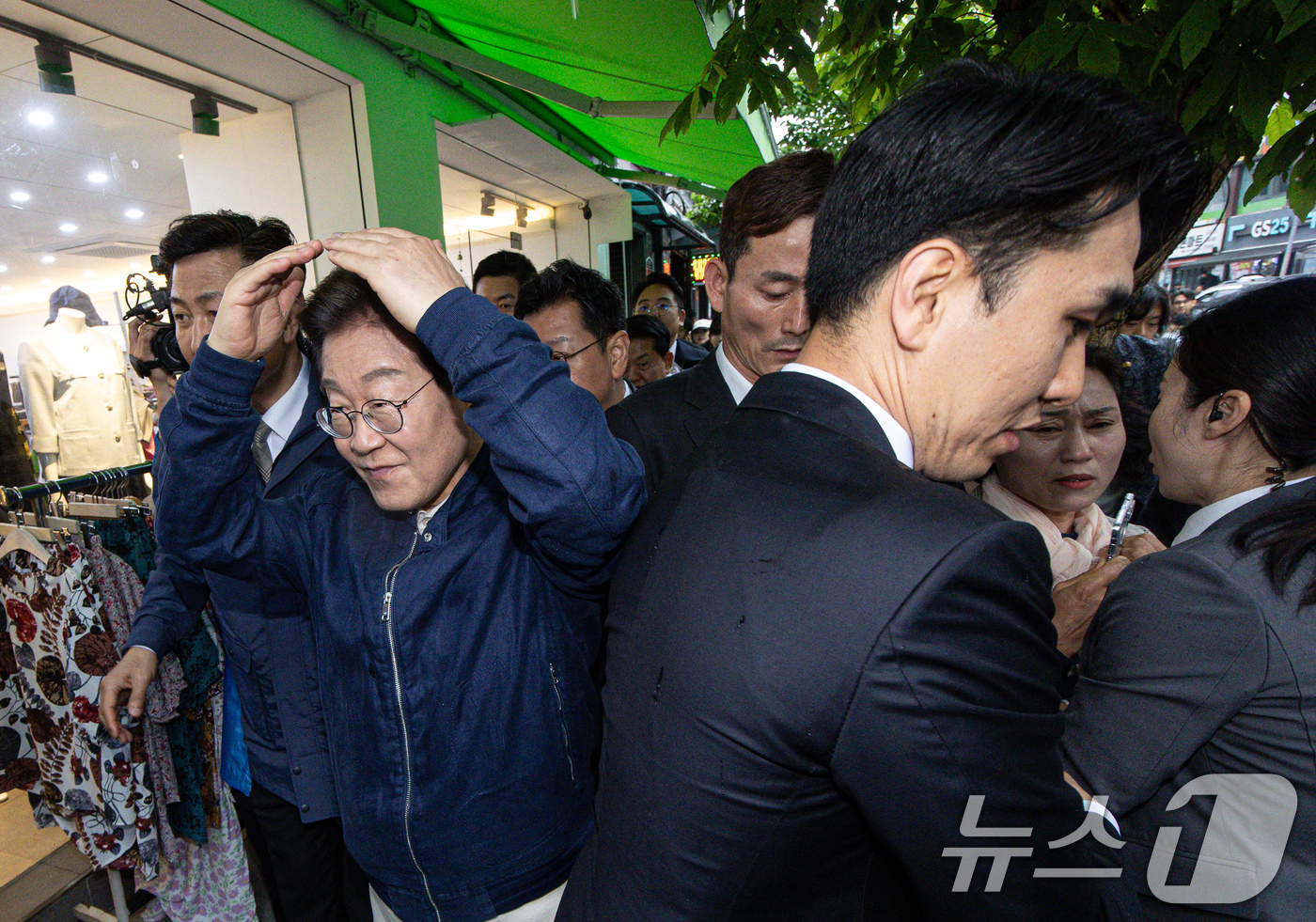 (포천=뉴스1) 이재명 기자 = 이재명 더불어민주당 대통령 후보가 1일 오후 경기도 포천시 신읍사거리 일대를 찾아 발걸음을 옮기고 있다. 2025.5.1/뉴스1