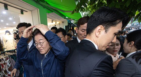 비 피하는 이재명