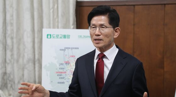 취재진 질문에 답하는 김문수