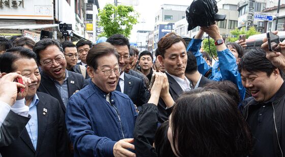 스마트폰에 적힌 글귀 바라보는 이재명