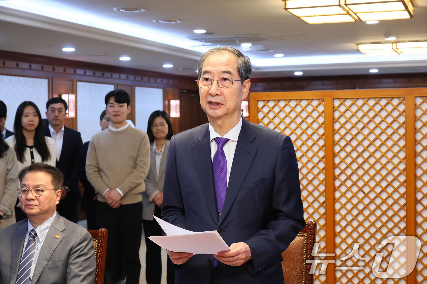 (서울=뉴스1) 임세영 기자 = 한덕수 대통령 권한대행 국무총리가 1일 오후 서울 종로구 정부서울청사에서 대국민담화를 통해 사퇴를 표명한 뒤 청사 집무실에서 직원들에게 당부의 말을 …