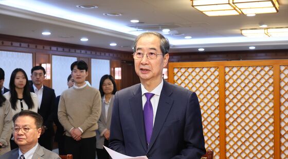 담화 마치고 직원들 만난 한덕수 권한대행