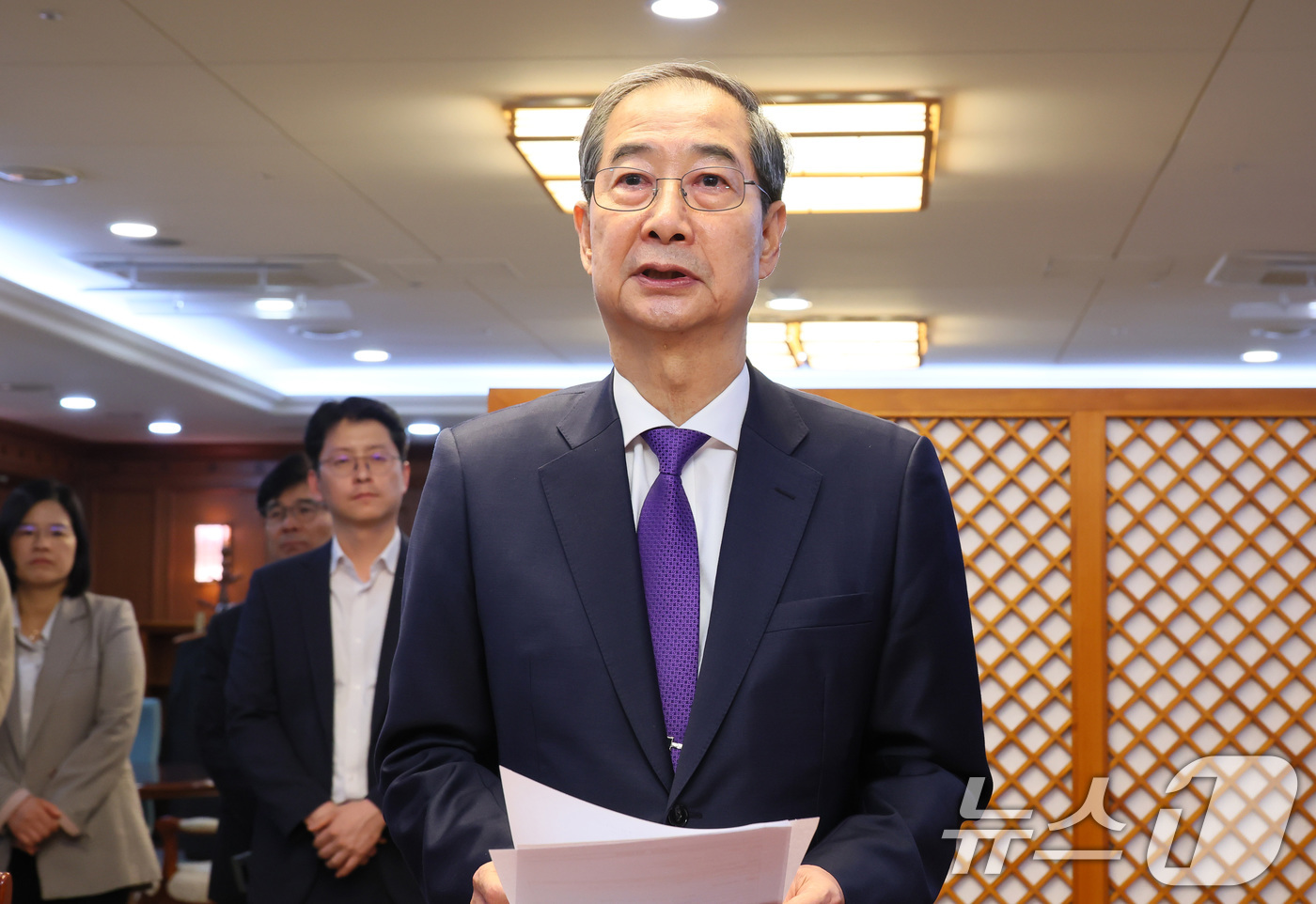 (서울=뉴스1) 임세영 기자 = 한덕수 대통령 권한대행 국무총리가 1일 오후 서울 종로구 정부서울청사에서 대국민담화를 통해 사퇴를 표명한 뒤 청사 집무실에서 직원들에게 당부의 말을 …