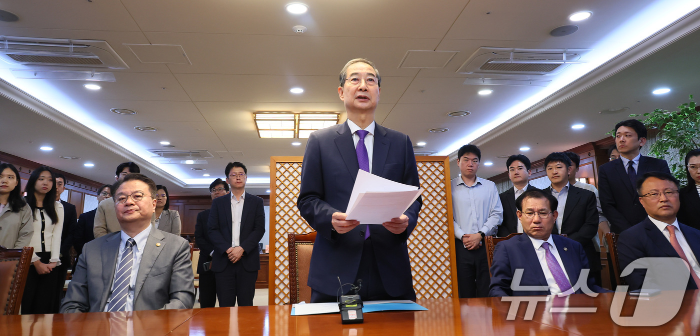 (서울=뉴스1) 임세영 기자 = 한덕수 대통령 권한대행 국무총리가 1일 오후 서울 종로구 정부서울청사에서 대국민담화를 통해 사퇴를 표명한 뒤 청사 집무실에서 직원들에게 당부의 말을 …