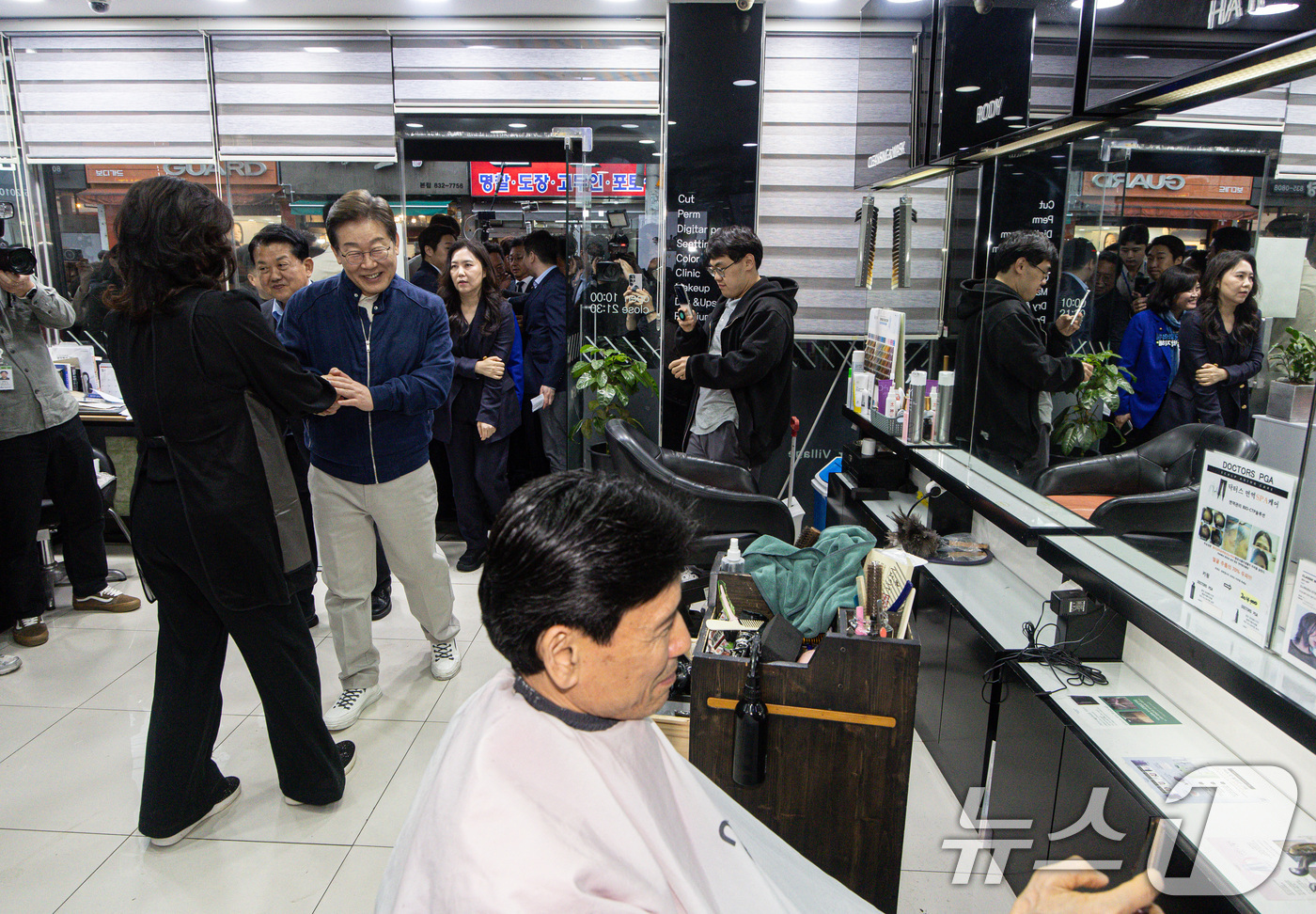 (연천=뉴스1) 이재명 기자 = 이재명 더불어민주당 대통령 후보가 1일 오후 경기도 연천군 전곡시외터미널 인근 미용실을 찾아 사장과 인사를 나누고 있다. 2025.5.1/뉴스1