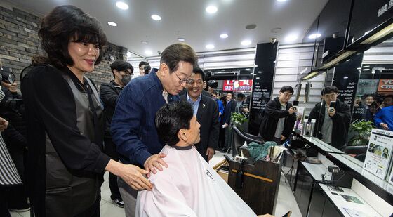 미용실 손님과 대화하는 이재명