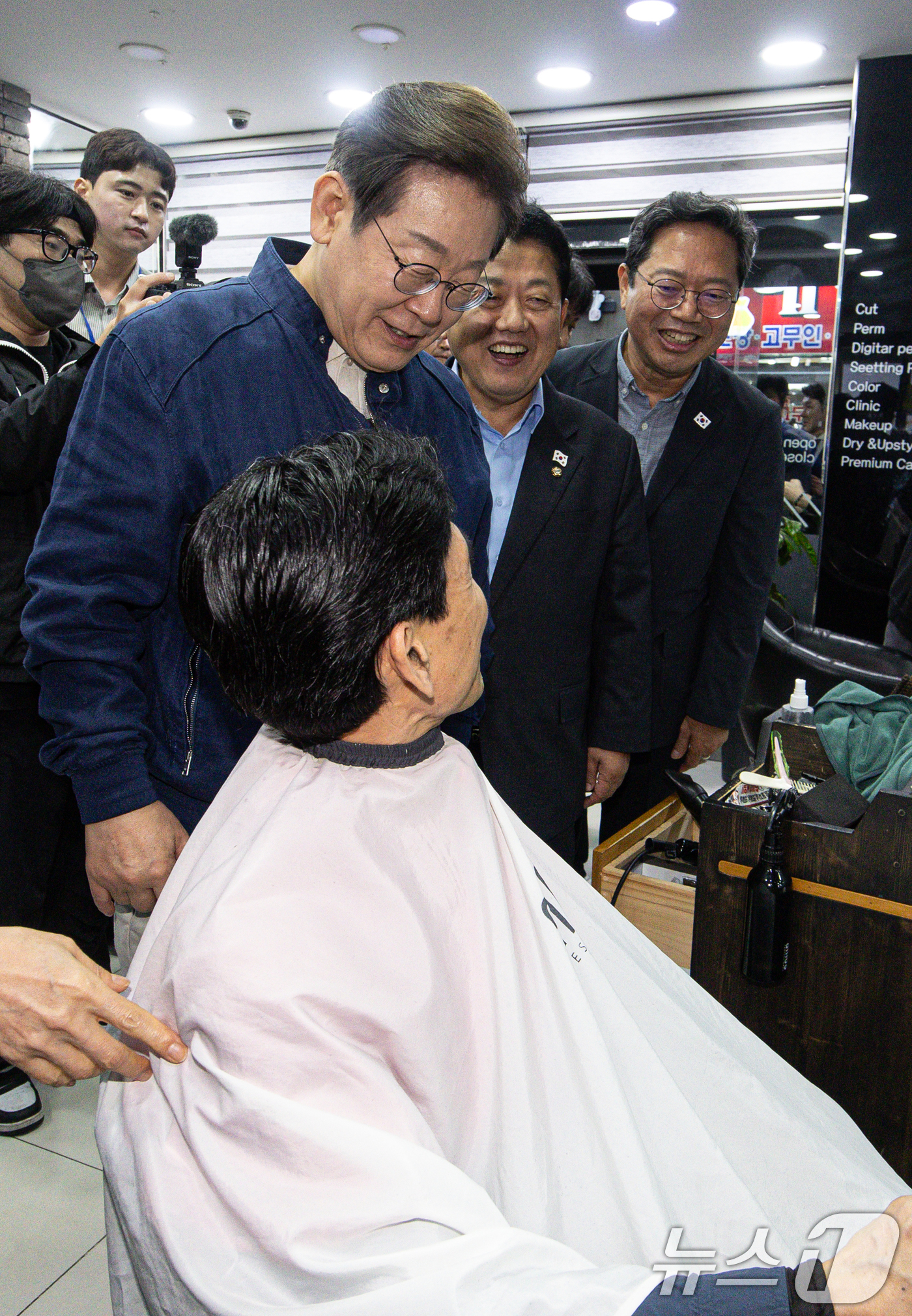 (연천=뉴스1) 이재명 기자 = 이재명 더불어민주당 대통령 후보가 1일 오후 경기도 연천군 전곡시외터미널 인근에 위치한 미용실을 찾아 시민과 대화하고 있다. 2025.5.1/뉴스1 …