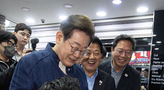 이재명 '미용실 찾은 손님과 대화'
