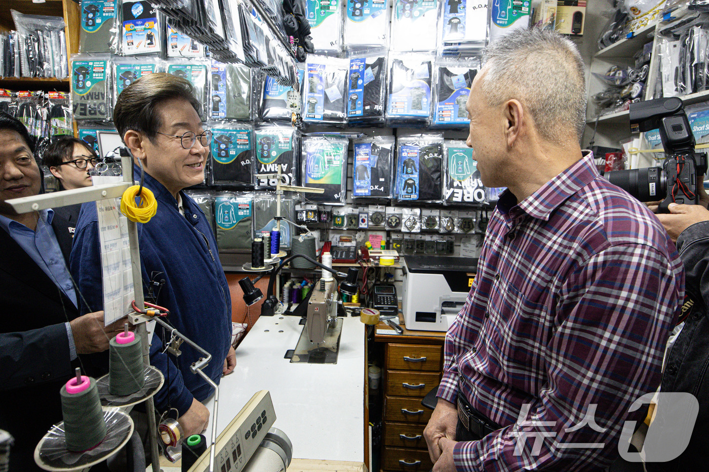 (연천=뉴스1) 이재명 기자 = 이재명 더불어민주당 대통령 후보가 1일 오후 경기도 연천군 전곡시외터미널 인근에 위치한 군장점을 찾아 사장과 대화를 하고 있다. 2025.5.1/뉴 …