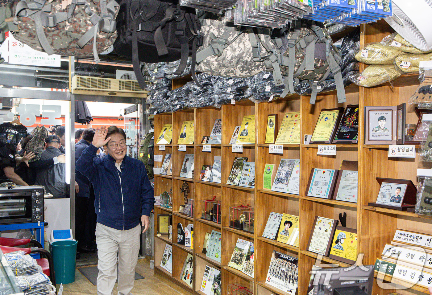 (연천=뉴스1) 이재명 기자 = 이재명 더불어민주당 대통령 후보가 1일 오후 경기도 연천군 전곡시외터미널 인근에 위치한 군장점을 들어서고 있다. 2025.5.1/뉴스1