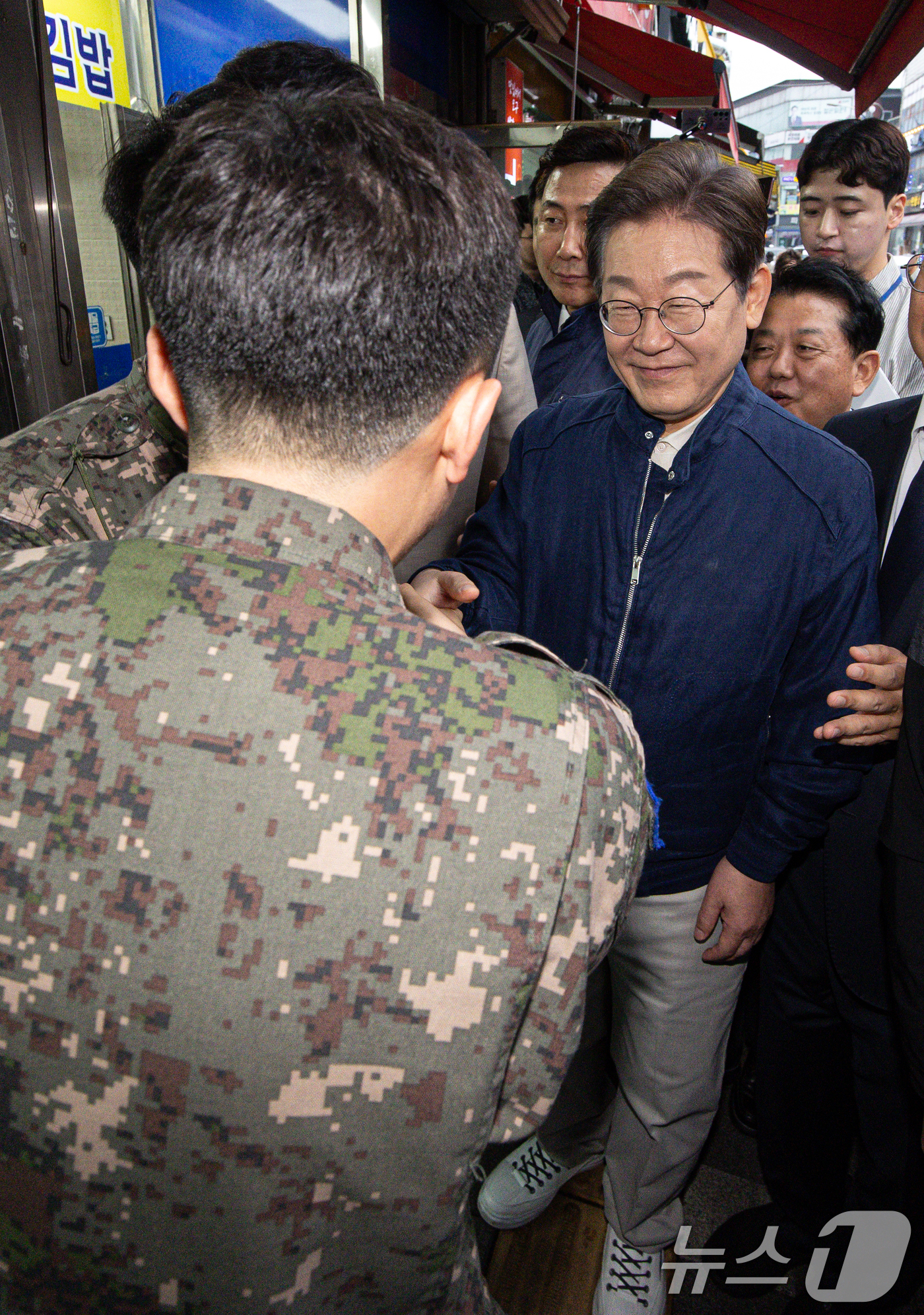 (연천=뉴스1) 이재명 기자 = 이재명 더불어민주당 대통령 후보가 1일 오후 경기도 연천군 전곡시외터미널 인근에서 군 장병들을 만나 대화하고 있다. 2025.5.1/뉴스1