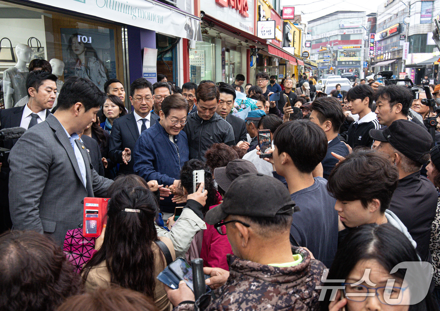 (연천=뉴스1) 이재명 기자 = 이재명 더불어민주당 대통령 후보가 1일 오후 경기도 연천군 전곡시외터미널 인근에서 시민들과 인사를 나누고 있다. 2025.5.1/뉴스1