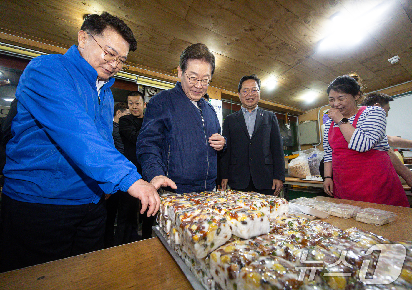 (연천=뉴스1) 이재명 기자 = 이재명 더불어민주당 대통령 후보가 1일 오후 경기도 연천군 전곡시외터미널 인근에 위치한 떡집을 찾아 떡을 고르고 있다. 2025.5.1/뉴스1