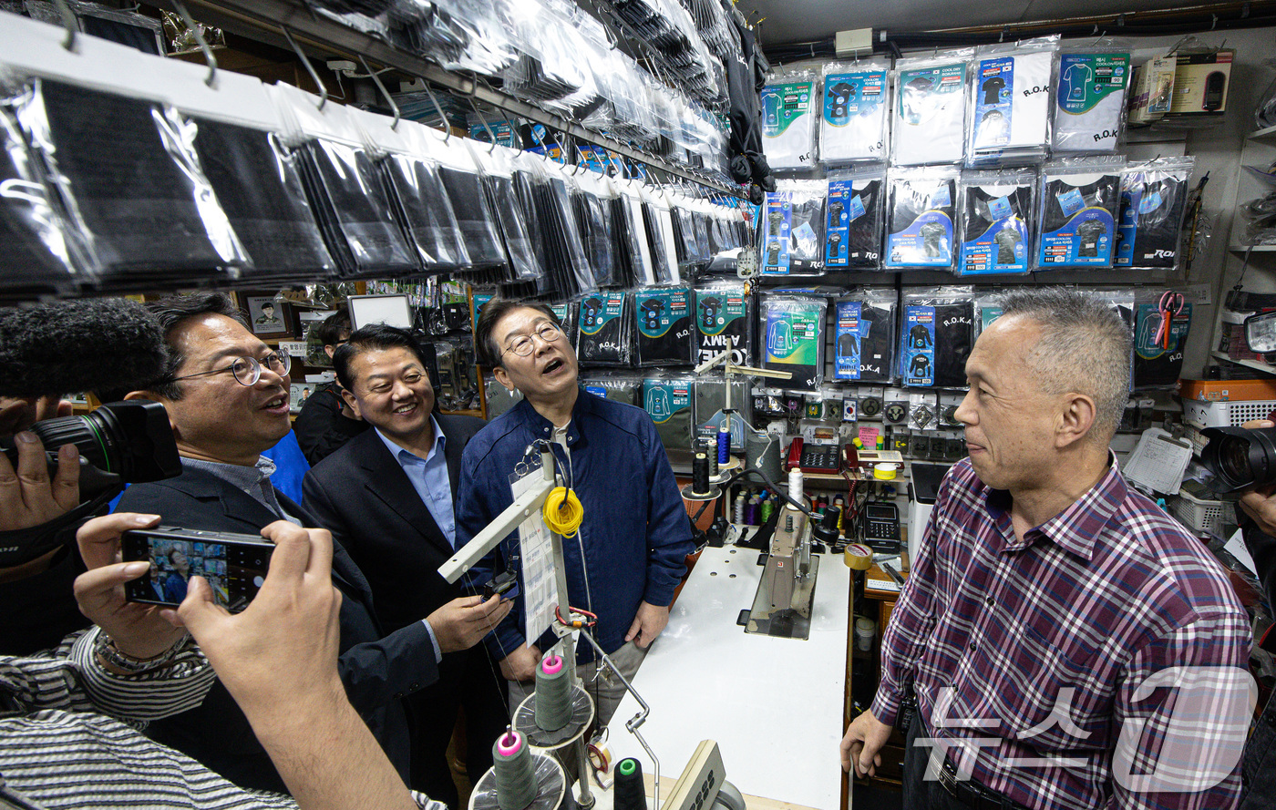 (연천=뉴스1) 이재명 기자 = 이재명 더불어민주당 대통령 후보가 1일 오후 경기도 연천군 전곡시외터미널 인근에 위치한 군장점을 찾아 상품을 살펴보고 있다. 2025.5.1/뉴스1 …