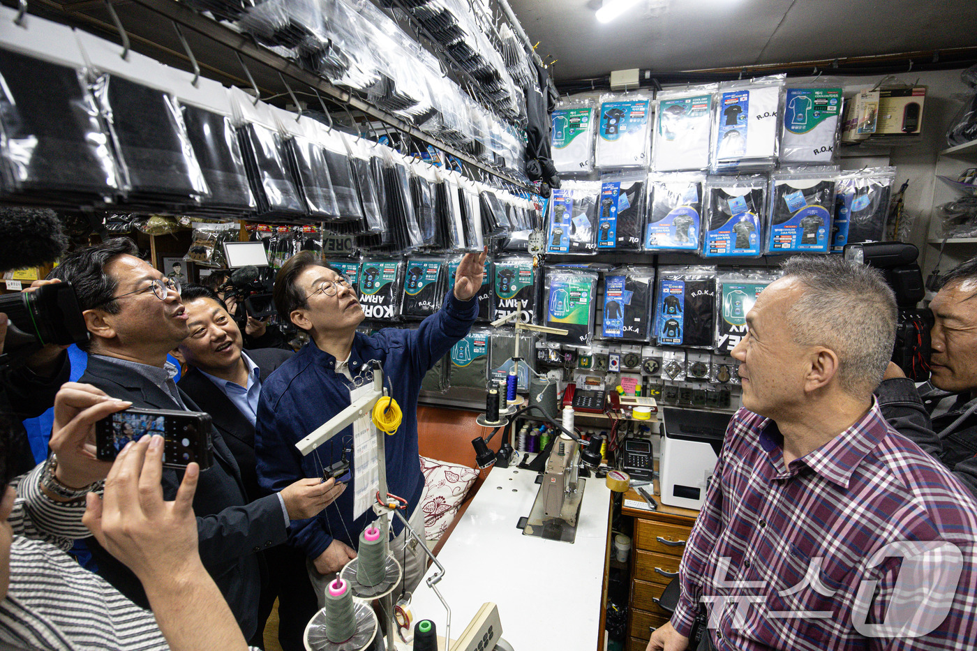 (연천=뉴스1) 이재명 기자 = 이재명 더불어민주당 대통령 후보가 1일 오후 경기도 연천군 전곡시외터미널 인근에 위치한 군장점을 찾아 상품을 살펴보고 있다. 2025.5.1/뉴스1 …