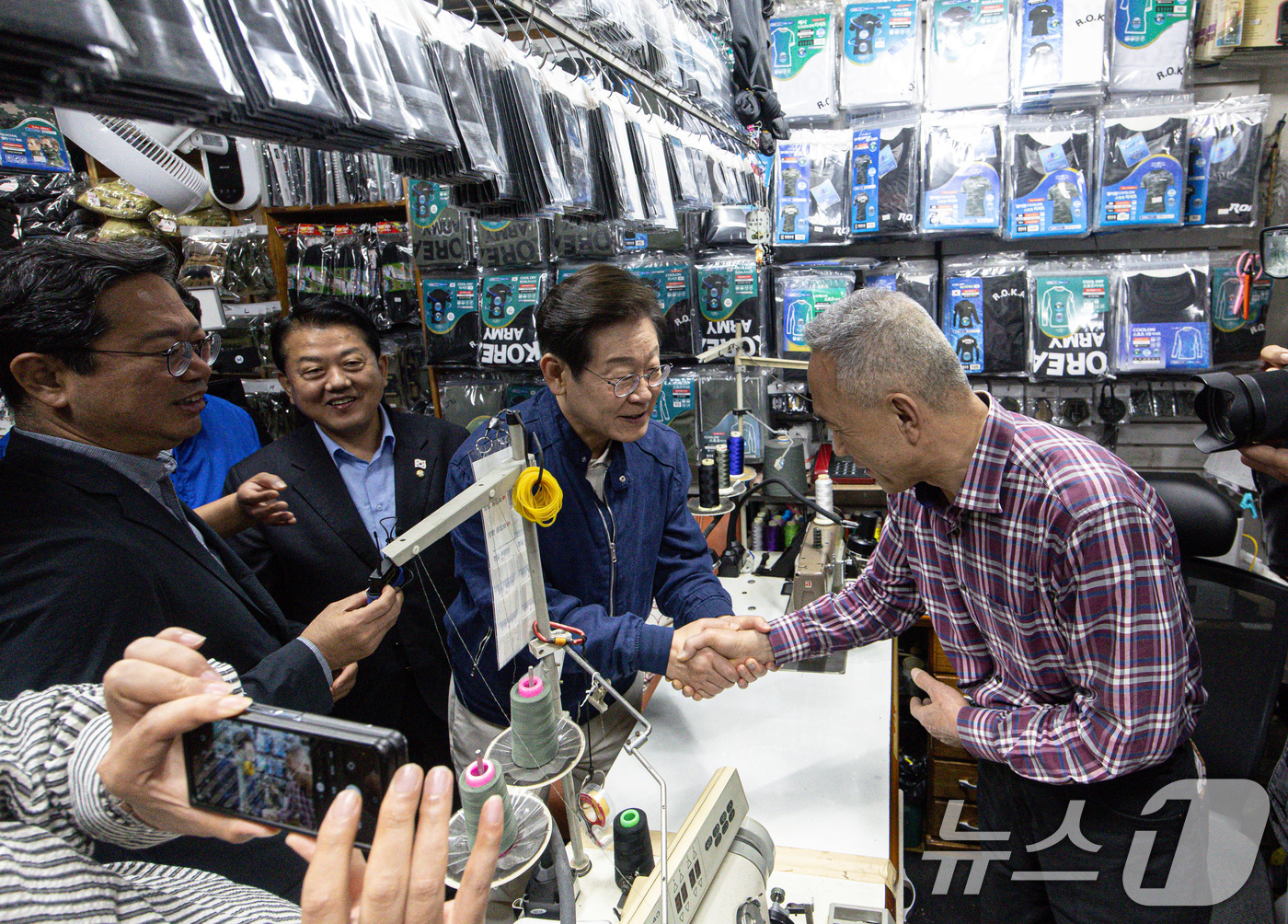 (연천=뉴스1) 이재명 기자 = 이재명 더불어민주당 대통령 후보가 1일 오후 경기도 연천군 전곡시외터미널 인근에 위치한 군장점을 찾아 사장과 인사를 나누고 있다. 2025.5.1/ …