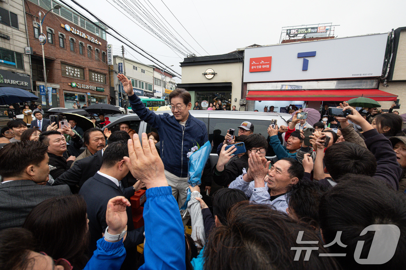(연천=뉴스1) 이재명 기자 = 이재명 더불어민주당 대통령 후보가 1일 오후 경기도 연천군 전곡시외터미널 인근을 찾아 시민들을 향해 인사하고 있다. 2025.5.1/뉴스1