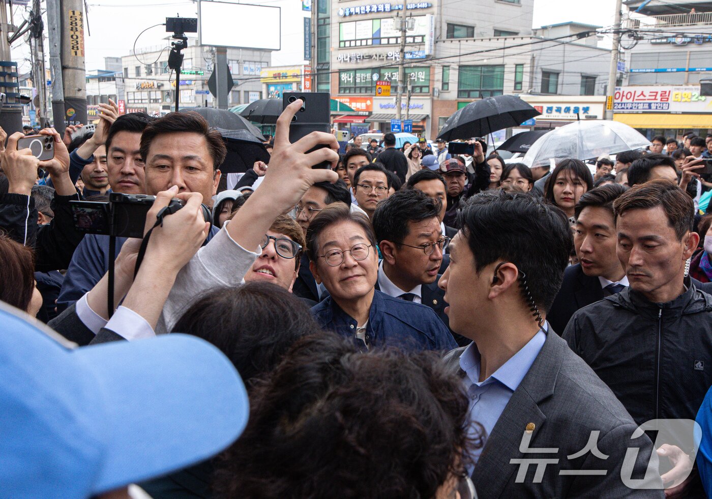본문 이미지 - 이재명 더불어민주당 대통령 후보가 1일 오후 경기도 연천군 전곡시외터미널 인근에서 시민들과 기념촬영을 하고 있다. 2025.5.1/뉴스1 ⓒ News1 이재명 기자