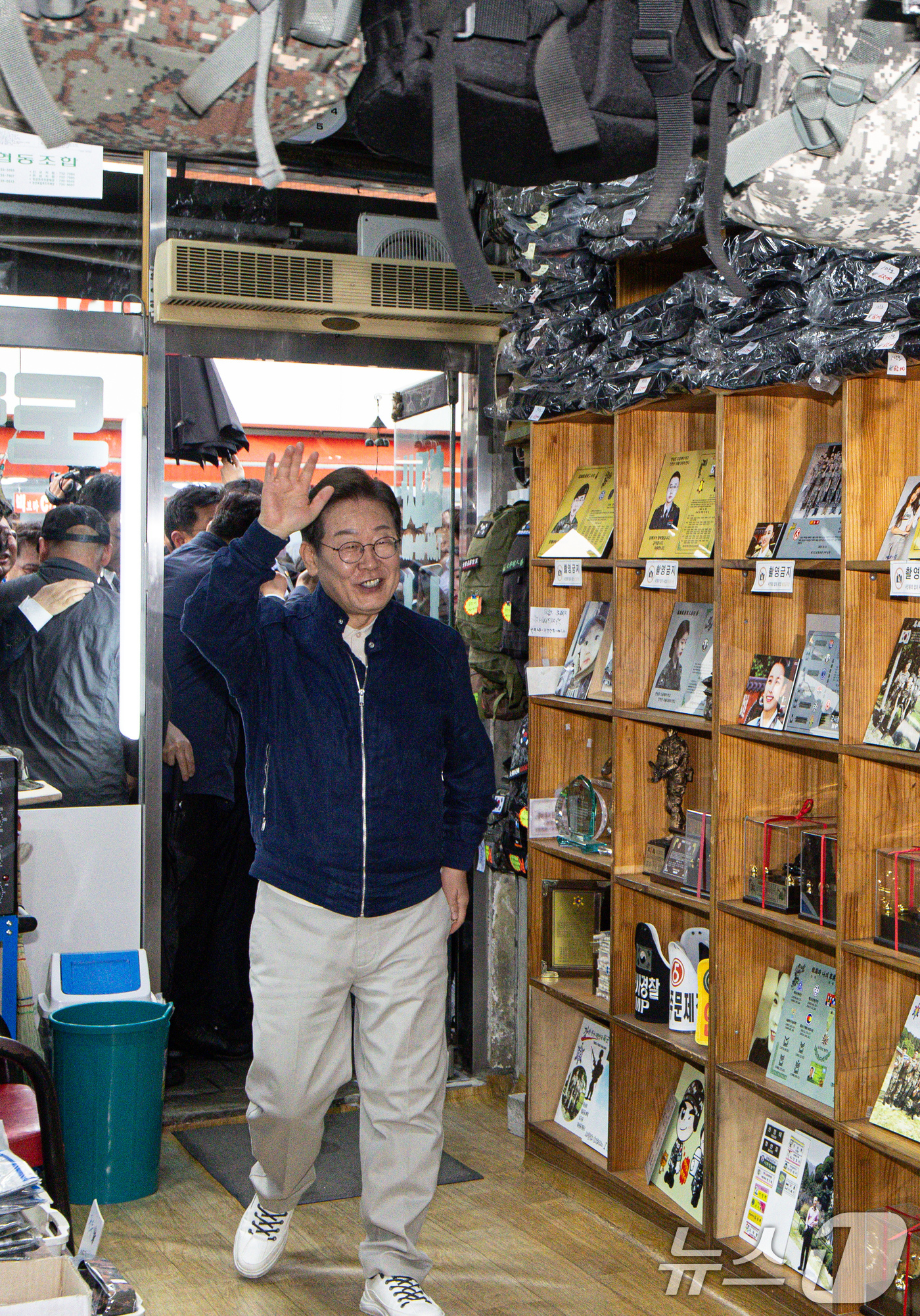 (연천=뉴스1) 이재명 기자 = 이재명 더불어민주당 대통령 후보가 1일 오후 경기도 연천군 전곡시외터미널 인근에 위치한 군장점으로 들어서고 있다. 2025.5.1/뉴스1