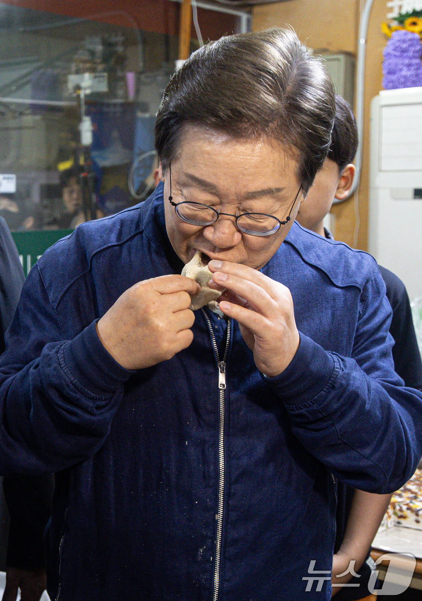 (연천=뉴스1) 이재명 기자 = 이재명 더불어민주당 대통령 후보가 1일 오후 경기도 연천군 전곡시외터미널 인근에 위치한 떡집을 찾아 떡을 맛보고 있다. 2025.5.1/뉴스1