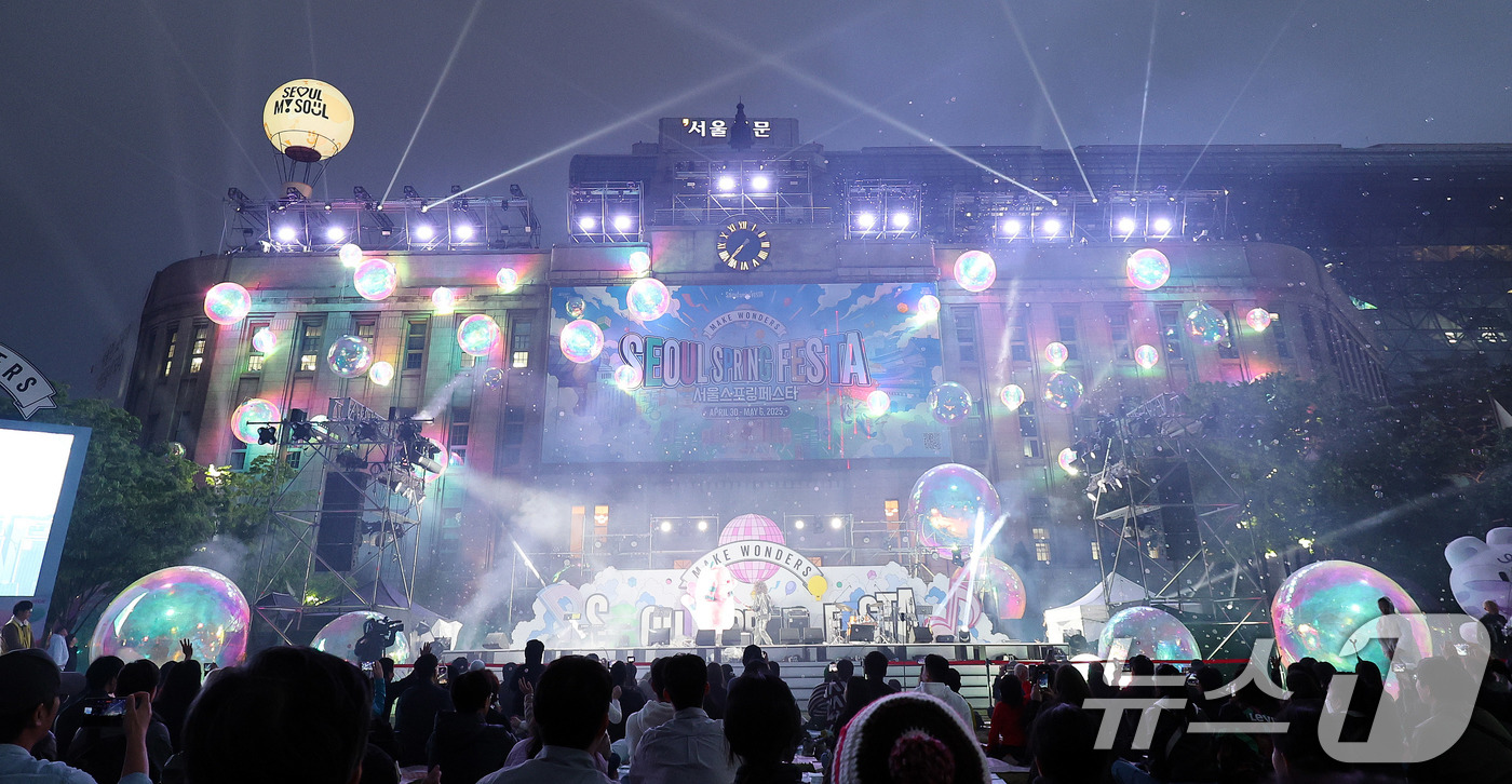 (서울=뉴스1) 박지혜 기자 = 1일 서울 중구 서울도서관 외벽에 서울 스프링 페스타의 야간 프로그램인 멀티미디어 퍼포먼스 ‘시그니처쇼’가 펼쳐지고 있다.시그니처쇼는 오는 3일까지 …