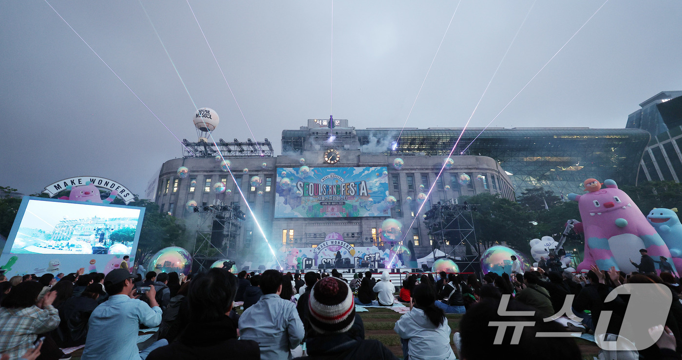 (서울=뉴스1) 박지혜 기자 = 1일 서울 중구 서울도서관 외벽에 서울 스프링 페스타의 야간 프로그램인 멀티미디어 퍼포먼스 ‘시그니처쇼’가 펼쳐지고 있다.시그니처쇼는 오는 3일까지 …