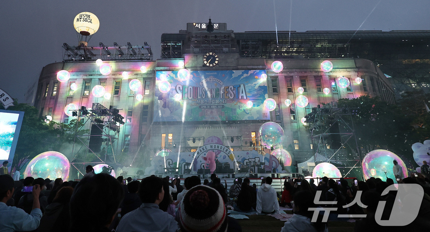 (서울=뉴스1) 박지혜 기자 = 1일 서울 중구 서울도서관 외벽에 서울 스프링 페스타의 야간 프로그램인 멀티미디어 퍼포먼스 ‘시그니처쇼’가 펼쳐지고 있다.시그니처쇼는 오는 3일까지 …