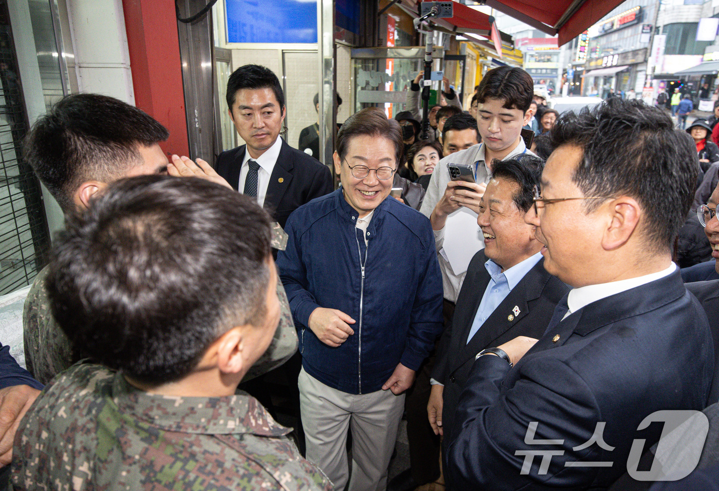 (연천=뉴스1) 이재명 기자 = 이재명 더불어민주당 대통령 후보가 1일 오후 경기도 연천군 전곡시외터미널 인근에서 군 장병들과 대화를 하고 있다. 2025.5.1/뉴스1