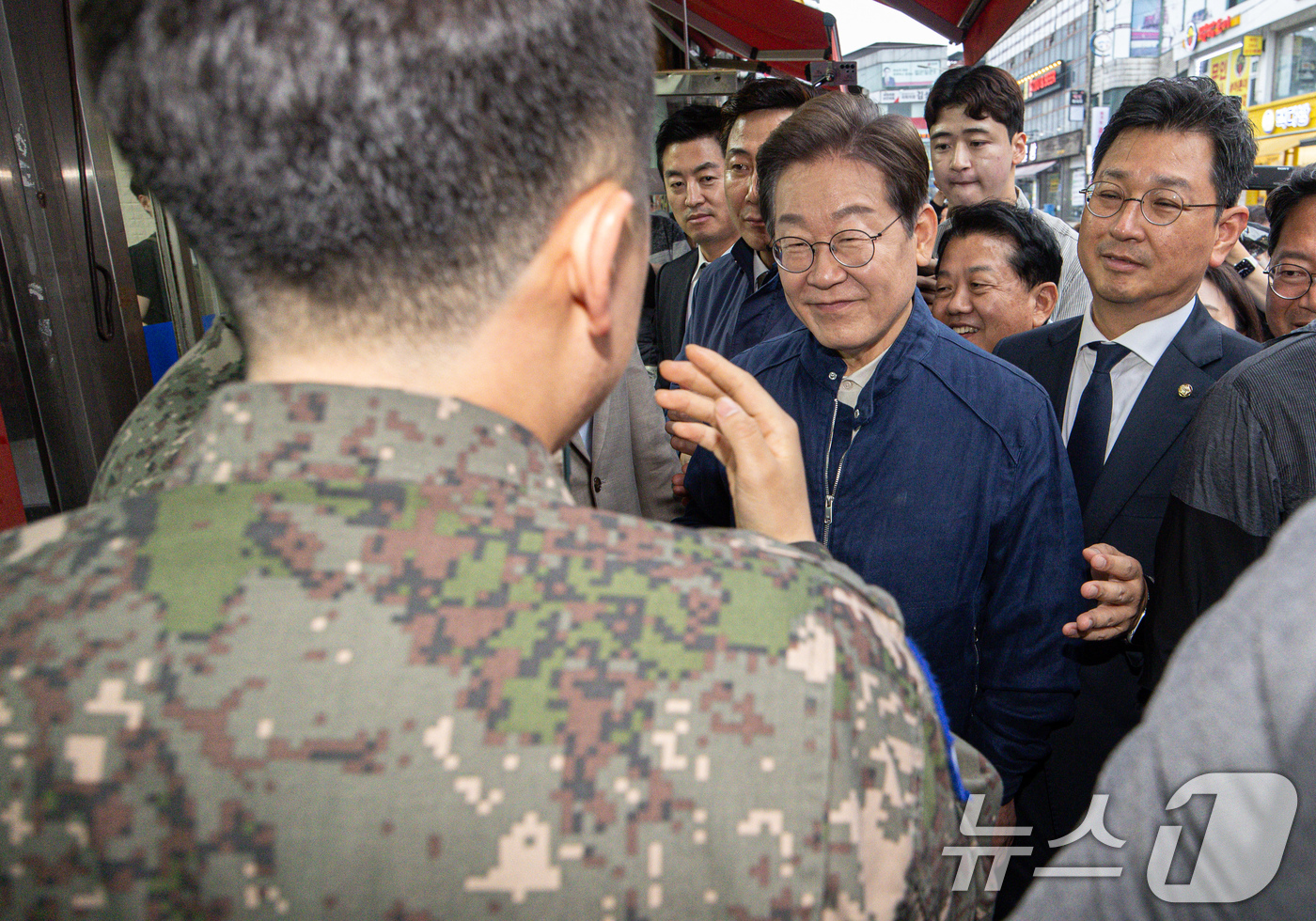 (연천=뉴스1) 이재명 기자 = 이재명 더불어민주당 대통령 후보가 1일 오후 경기도 연천군 전곡시외터미널 인근에서 군 장병들과 대화를 하고 있다. 2025.5.1/뉴스1