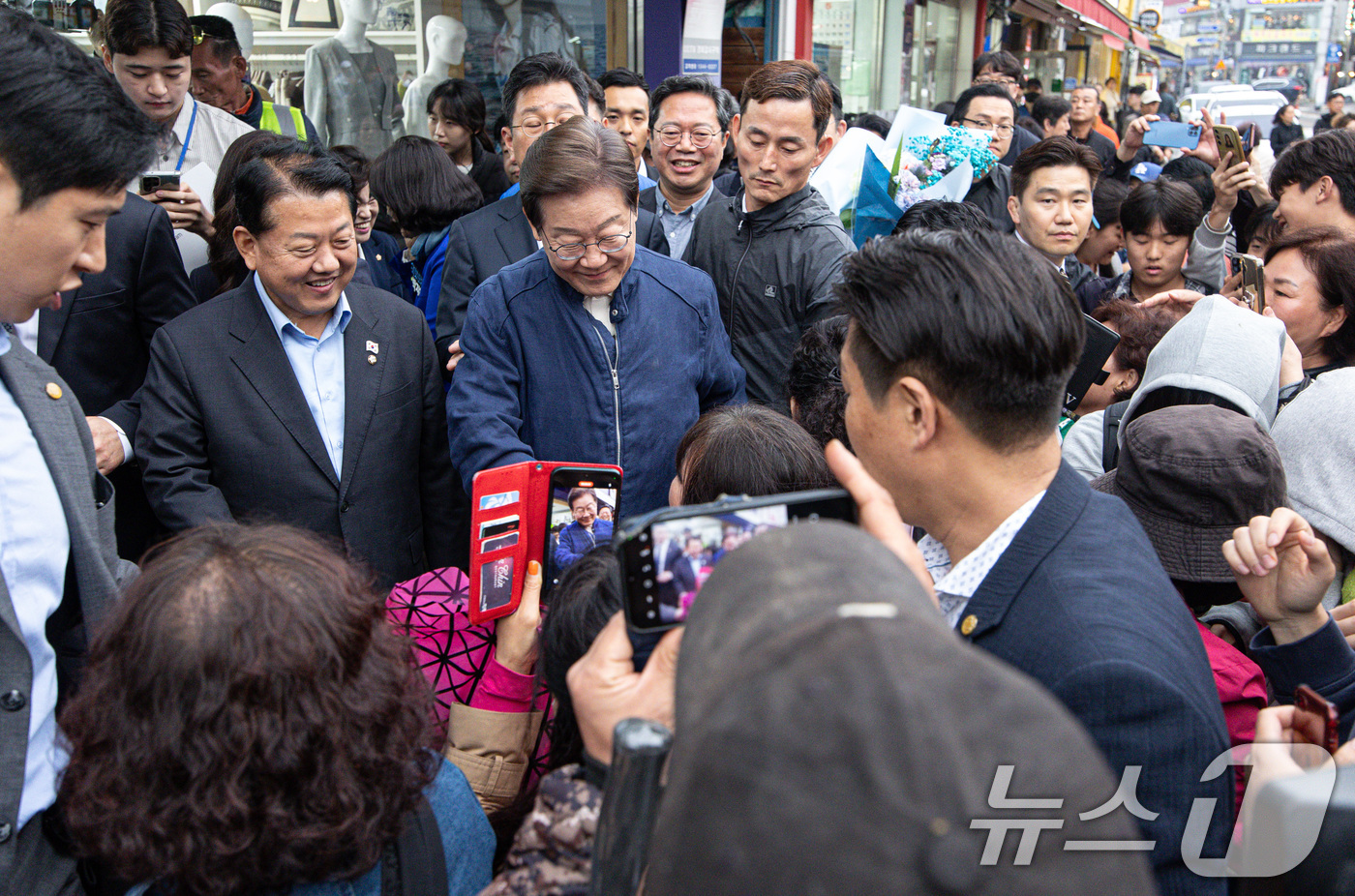 (연천=뉴스1) 이재명 기자 = 이재명 더불어민주당 대통령 후보가 1일 오후 경기도 연천군 전곡시외터미널 인근에서 시민들과 인사를 나누고 있다. 2025.5.1/뉴스1