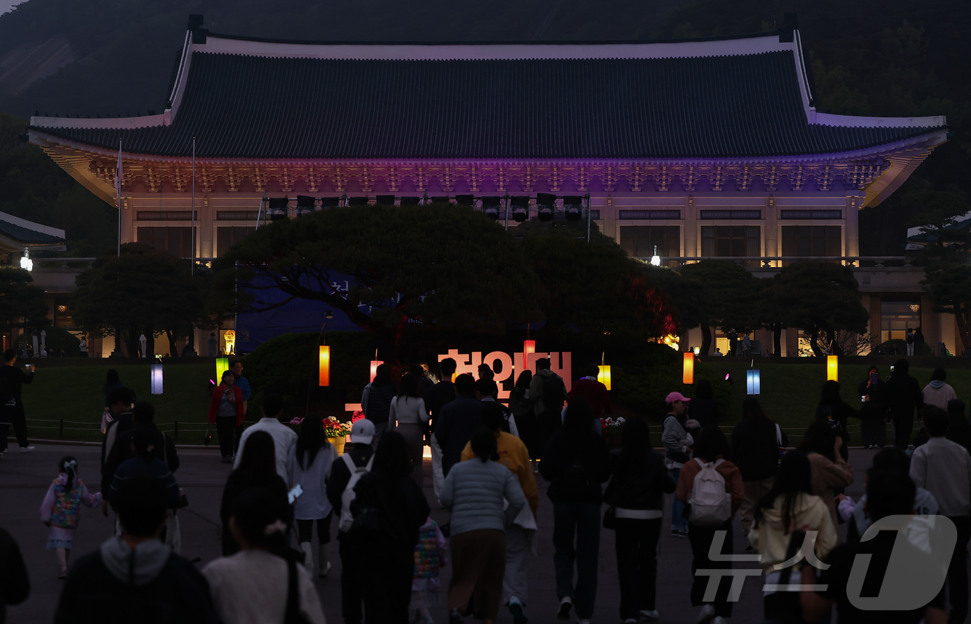 (서울=뉴스1) 김도우 기자 = 1일 오후 서울 종로구 청와대에서 관람객들이 경내를 살펴보고 있다.청와대재단은 이날부터 6일까지 청와대 야간 개방 행사 '청와대 밤마실' 진행한다. …