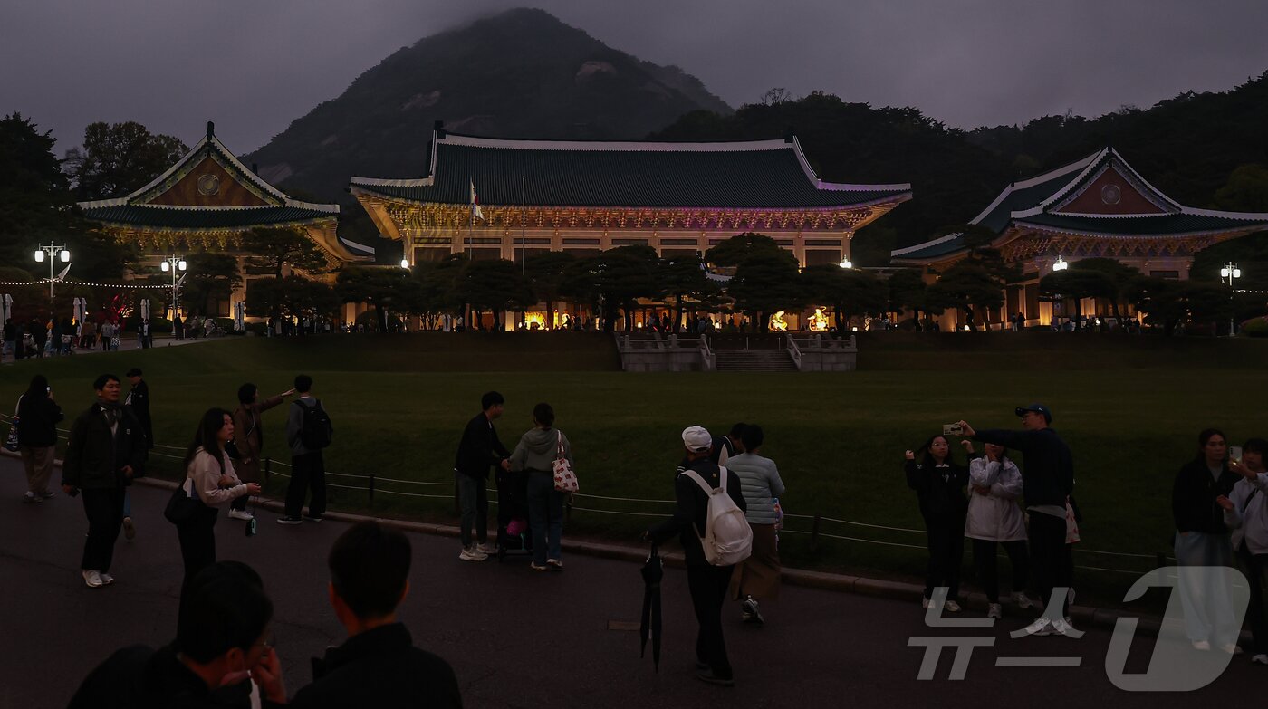 본문 이미지 - 1일 오후 서울 종로구 청와대에서 관람객들이 경내를 살펴보고 있다.  2025.5.1/뉴스1 ⓒ News1 김도우 기자
